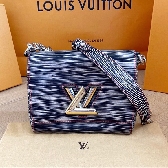 Louis Vuitton Handbags - 😍✨TWIST MM✨😍RARE LOUIS VUITTON SHOULDER BAG